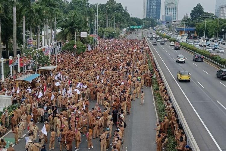 Foto. Ribuan Kepala Desa Aksi Demo Menuntut menambah Masa Jabatan dari 6 tahun menjadi 9 tahun