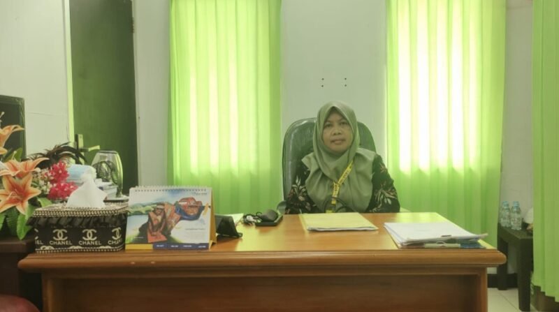 Direktur RSUD Fakfak dr. Karyani Kastella, M.Kes, Spa.Rad saat ditemui wartawan diruang kerjanya (Dok. sumut.tagarutama.com)