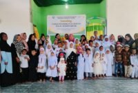 Santri TPA Al Mahdi bersama Wali Santri dan Tim Pengajar berfoto dalam Launching TPA Al Mahdi Fakfak, yang terletak tepat dibelakang RTH Ma'ruf Amin (Dok. sumut.tagarutama.com)