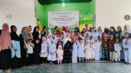 Santri TPA Al Mahdi bersama Wali Santri dan Tim Pengajar berfoto dalam Launching TPA Al Mahdi Fakfak, yang terletak tepat dibelakang RTH Ma'ruf Amin (Dok. sumut.tagarutama.com)