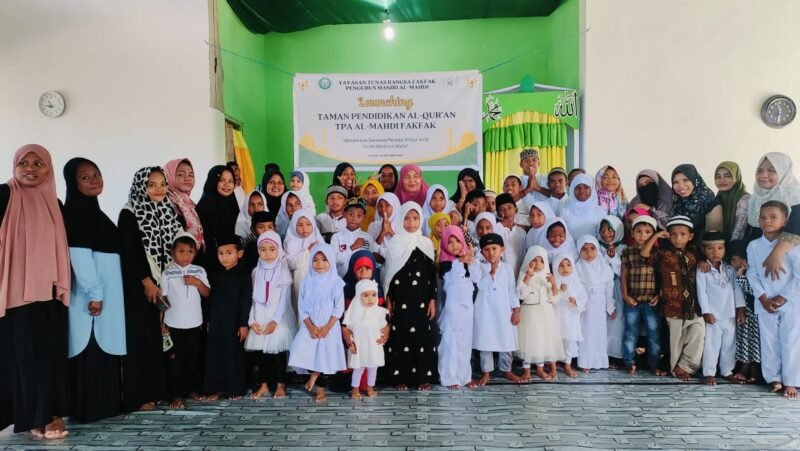 Santri TPA Al Mahdi bersama Wali Santri dan Tim Pengajar berfoto dalam Launching TPA Al Mahdi Fakfak, yang terletak tepat dibelakang RTH Ma'ruf Amin (Dok. sumut.tagarutama.com)