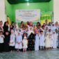 Santri TPA Al Mahdi bersama Wali Santri dan Tim Pengajar berfoto dalam Launching TPA Al Mahdi Fakfak, yang terletak tepat dibelakang RTH Ma'ruf Amin (Dok. sumut.tagarutama.com)