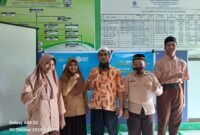 Kepala Sekolah MTs Tahfidzul Qur'an Muhammadiyah Fakfak ustadz Ramdan foto bersama Siswa dan siswa MTs Tahfidzul Qur'an Muhammadiyah Fakfak yang mengikuti kompetisi Olimpiade Bahasa Arab yang diselenggarakan oleh Forum Musyawarah Guru Mata Pelajaran (MGMP) Bahasa Arab seluruh Indonesia(Dok. sumut.tagarutama.com)