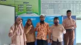 Kepala Sekolah MTs Tahfidzul Qur'an Muhammadiyah Fakfak ustadz Ramdan foto bersama Siswa dan siswa MTs Tahfidzul Qur'an Muhammadiyah Fakfak yang mengikuti kompetisi Olimpiade Bahasa Arab yang diselenggarakan oleh Forum Musyawarah Guru Mata Pelajaran (MGMP) Bahasa Arab seluruh Indonesia(Dok. sumut.tagarutama.com)