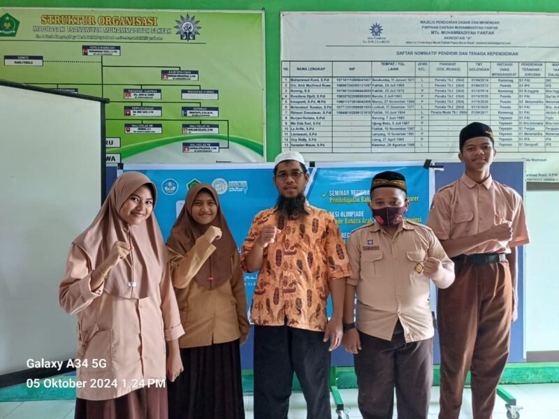 Kepala Sekolah MTs Tahfidzul Qur'an Muhammadiyah Fakfak ustadz Ramdan foto bersama Siswa dan siswa MTs Tahfidzul Qur'an Muhammadiyah Fakfak yang mengikuti kompetisi Olimpiade Bahasa Arab yang diselenggarakan oleh Forum Musyawarah Guru Mata Pelajaran (MGMP) Bahasa Arab seluruh Indonesia(Dok. sumut.tagarutama.com)