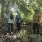 Guru Pembina KIR SMA Negeri 1 Fakfak Ibu Chandra Sri Ubayanti, M.Pd. didampingi Kepala Bidang Pengolahan dan Pemasaran Perkebunan Bapak Abdul Jalil Karoror, SP, MM dan Kasie Pengamatan dan Peramalan OPT Dinas Perkebunan Fakfak, Syaiful Bahri Alkatiri, S.Hut saling berdiskusi terkait pala untuk disampaikan kepada para siswa SMA Negeri 1 Fakfak yang tergabung dalam Ekstrakurikuler KIR dan Pramuka