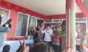 Turut hadir Bapak Samaun Dahlan Calon Bupati Fakfak Nomor urut 2 di acara syukuran atas terpilihnya Haji Saleh Siknun sebagai Anggota DPR Propinsi Papua Barat dapil Fakfak, bertepatan pula dengan hari ulang tahun yang ke 56 bapak Samaun Dahlan. (Dok. sumut.tagarutama.com)