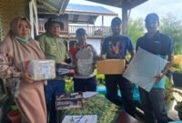 Plt. Kepala Dinas Perkebunan Fakfak, Widhi Asmoro Jati  bersama Perwakilan PT. RSP, Anang Sudirman memberikan bantuan program Corporate Social Responsibility (CSR) berupa 500 kg pupuk yang didistribusikan kepada pekebun lada, kopi, tebu, serta mendukung pengembangan minyak kayu putih di Distrik Bomberay dan Distrik Tomage.