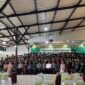 Wisudawan dan wisudawati Sekolah Tinggi Agama Islam Al Mahdi Fakfak yang baru dikukuhkan, berfoto bersama ketua STAIS Al Mahdi dan civitas akademika.