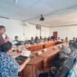 Foto. Asisten Perekonomian dan Pembangunan Setda Fakfak, Aroby Hindom, S.Sos., M.Si., mewakili Bupati Fakfak menyampaikan apresiasi atas inisiatif Dinas Perkebunan yang menghadirkan BMKG untuk mendukung para pekebun pala menghadapi tantangan iklim.