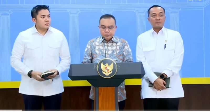 Ketua DPR RI Sufmi Dasco Ahmad bersama Menteri Sekretaris Negara Prasetyo Hadi dan Sekretaris Kabinet Teddy Indra Wijaya di Kantor Presiden, mengumumkan secara resmi Presiden RI Prabowo Subianto resmi menandatangani surat rehabilitasi bagi tiga pihak yang terseret dalam perkara hukum PT ASDP Indonesia Ferry. (Dok. sumut.tagarutama.com media)