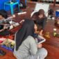 Mahasiswa Politeknik Negeri Fakfak mengembangkan mesin es balok berbasis IoT. (Dok. Polinef)