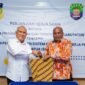 Gubernur Papua, Matius Fakhiri dan Bupati Kaimana, Hasan Achmad sepakat untuk kerjasama perkuat pengusaha OAP di Kota Jayapura, Rabu (28/1). (Foto:Alexander Loen)