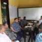 Saling Berdiskusi Kepala Dinas Perkebunan Fakfak Widhi Asmoro Jati bersama Ketua Tim Kerja Penyuluh Pertanian Kabupaten Fakfak, Mambry Rumbewas, S.ST. (Foto. Disbun Fakfak).