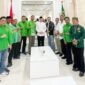 Ketua Umum DPP Partai Persatuan dan Pembangunan (PPP) H. M. Mardiono menyerahkan Surat Keputusan (SK) kepengurusan Dewan Pimpinan Wilayah (DPW) PPP Papua Barat periode 2026–2031 kepada Yasman Yasir, SE.