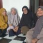 RKI Fakfak melakukan kunjungan kemanusiaan kepada korban kebakaran, ibu Wa Jahiya dan Ibu Tuti, di Jalan Dr. Soetoyo Fakfak Utara.
