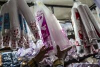 Kenaikan biaya bahan baku plastik yang signifikan memaksa pelaku usaha memangkas margin keuntungan.